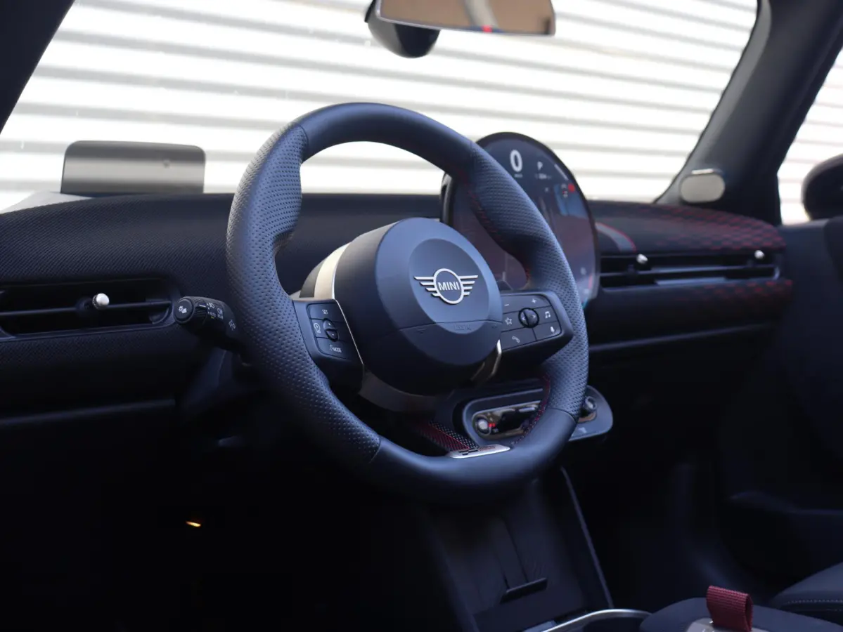 C | John Cooper Works + Pakket M + Harman Kardon + Driving Assisant + Camera + Comfort Access + Head-Up + Stuurwiel Verwarmd + 17" John Cooper Works Sprint Spoke black