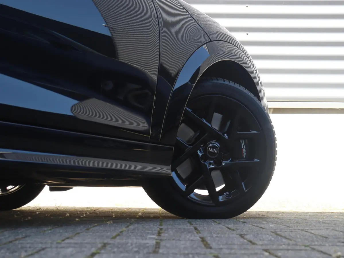 C | John Cooper Works + Pakket M + Harman Kardon + Driving Assisant + Camera + Comfort Access + Head-Up + Stuurwiel Verwarmd + 17" John Cooper Works Sprint Spoke black