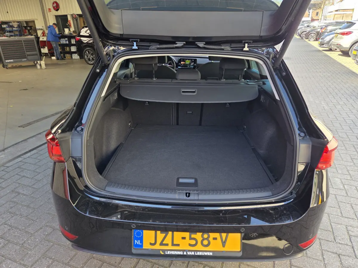 1.0 eTSI Style Business Intense Automaat/ Elekt. Trekhaak/ Stuur en stoel verwarming/ Rijklaarprijs!