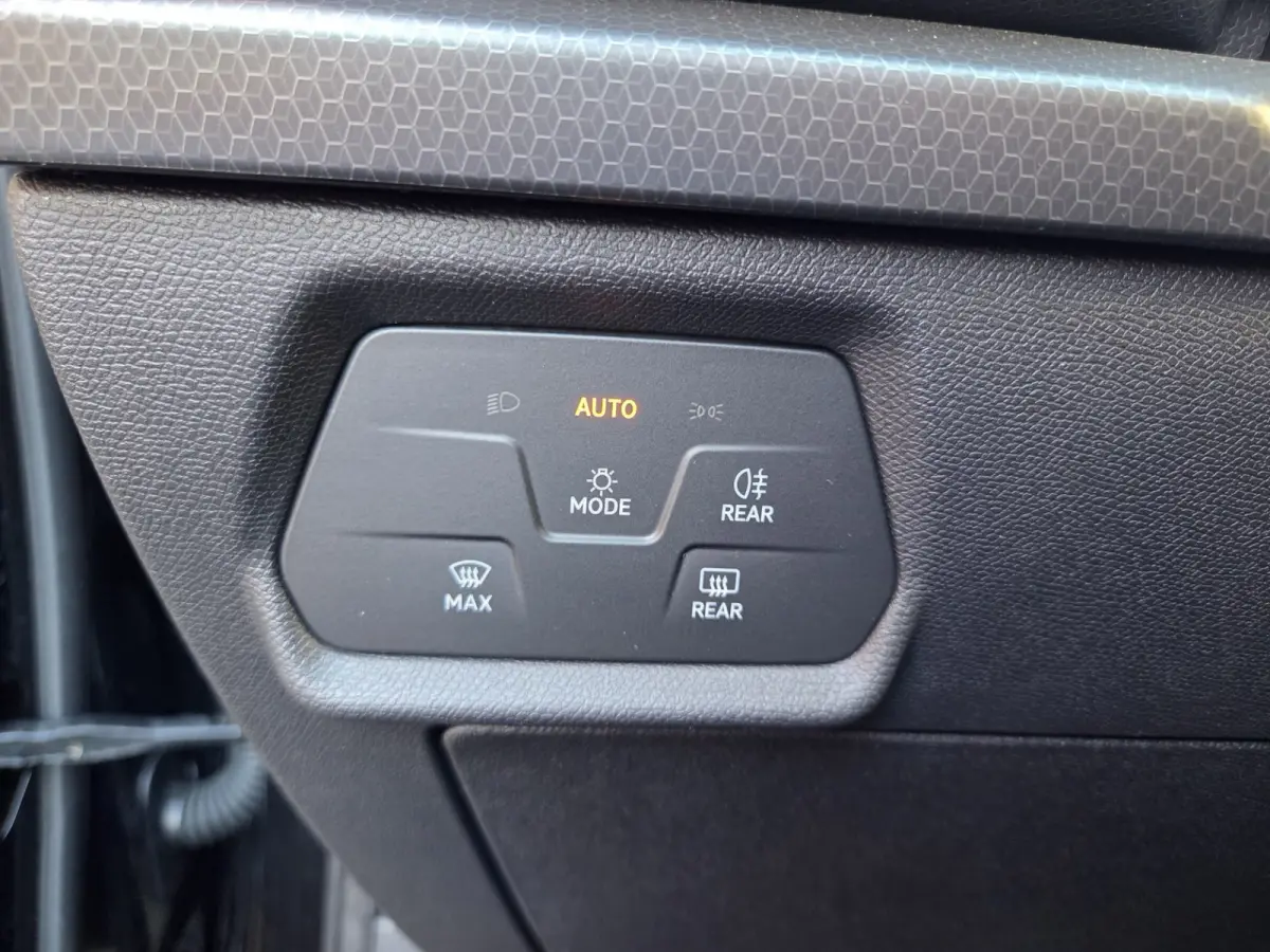 1.0 eTSI Style Business Intense Automaat/ Elekt. Trekhaak/ Stuur en stoel verwarming/ Rijklaarprijs!