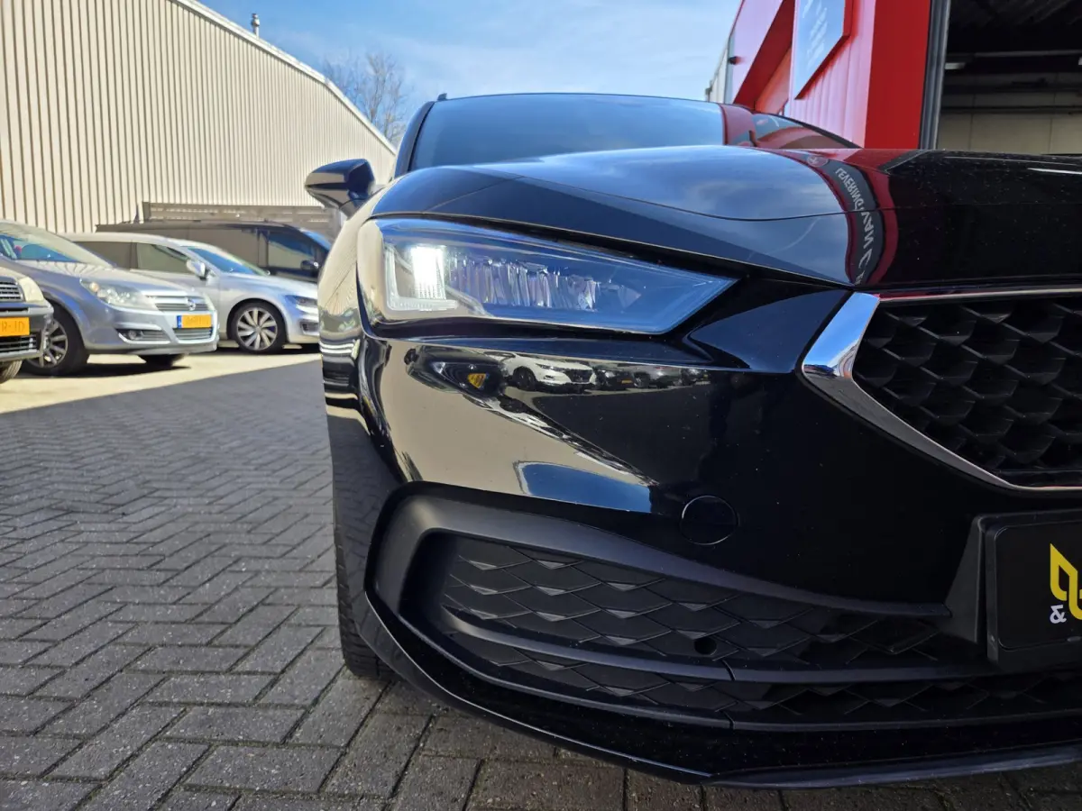 1.0 eTSI Style Business Intense Automaat/ Elekt. Trekhaak/ Stuur en stoel verwarming/ Rijklaarprijs!