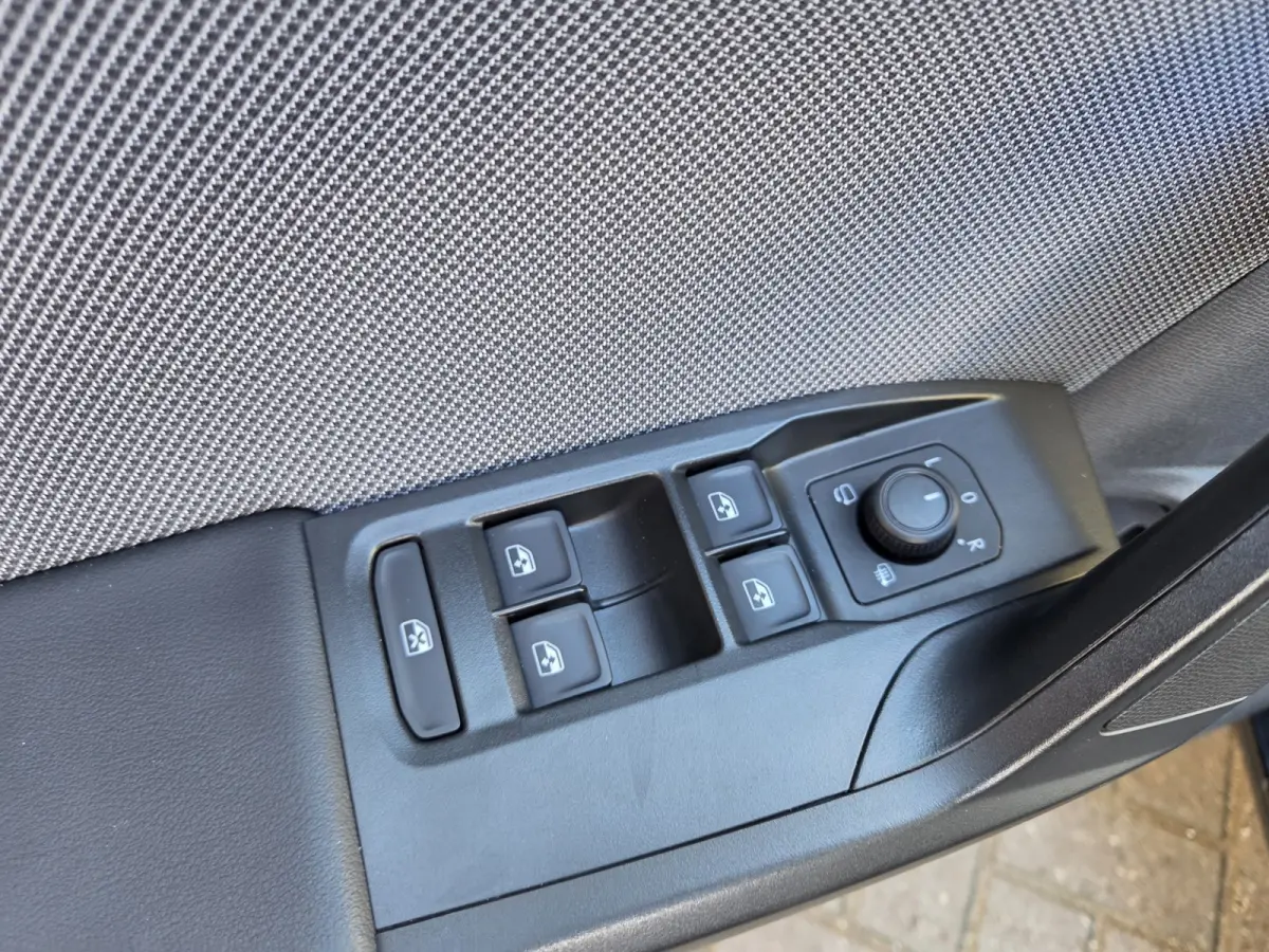 1.0 eTSI Style Business Intense Automaat/ Elekt. Trekhaak/ Stuur en stoel verwarming/ Rijklaarprijs!