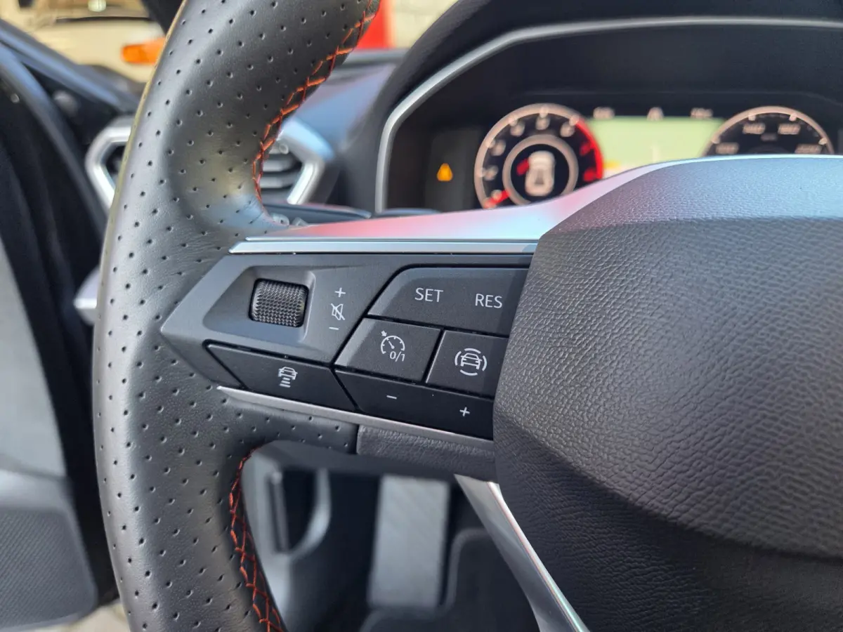 1.5 eTSI FR Business Intense Automaat/ Stuur en stoel verwarming/ Navigatie/ Adapt. Cruise control/ Rijklaaprijs!