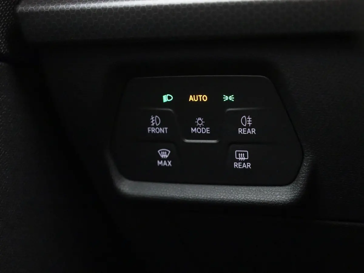 1.0 TSI Style | Cruise Control | Lane Assist | Keyless | Climate Control | Apple Carplay / Android Auto |