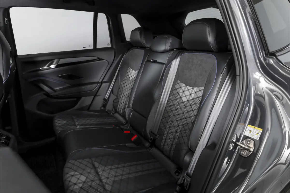 1.5 eHybrid 272 PK R-Line | Black Style | Elek. Trekhaak | S/K-panodak | Adapt. Cruise | Stoel-+stuurverw. | App. Connect | Camera | PDC | LM 20" | 8355