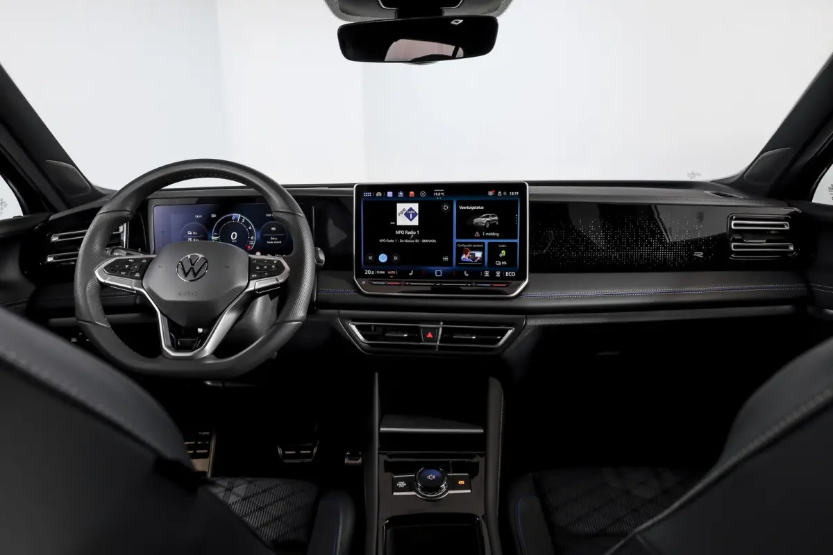 1.5 eHybrid 272 PK R-Line | Black Style | Elek. Trekhaak | S/K-panodak | Adapt. Cruise | Stoel-+stuurverw. | App. Connect | Camera | PDC | LM 20" | 8355