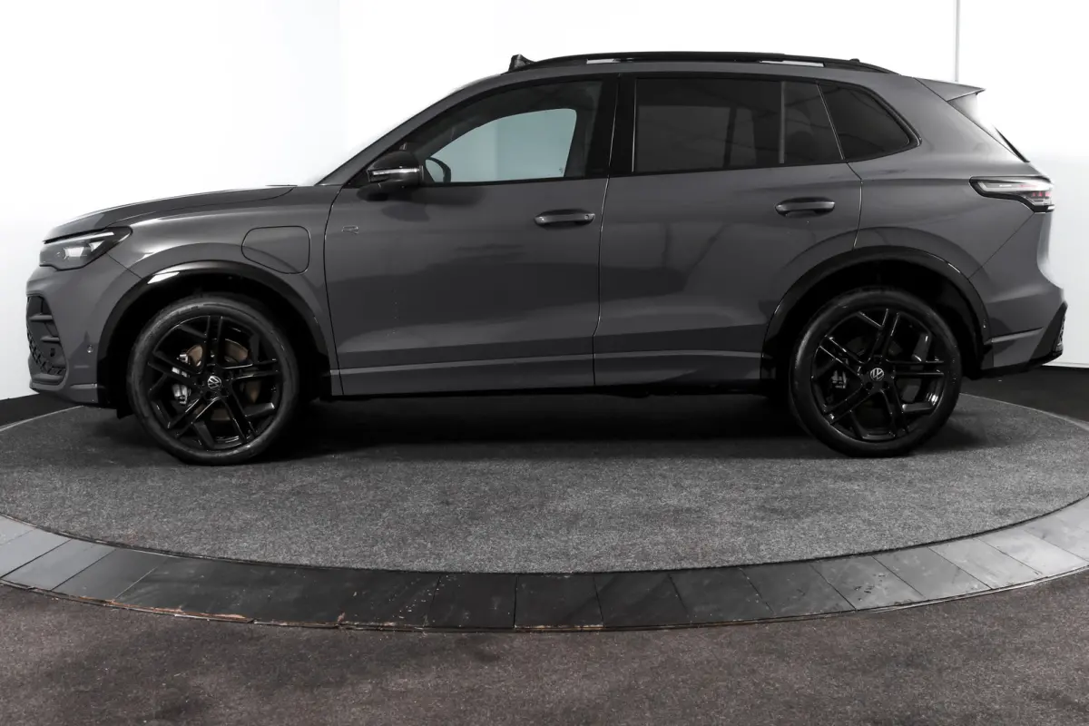 1.5 eHybrid 272 PK R-Line | Black Style | Elek. Trekhaak | S/K-panodak | Adapt. Cruise | Stoel-+stuurverw. | App. Connect | Camera | PDC | LM 20" | 8355