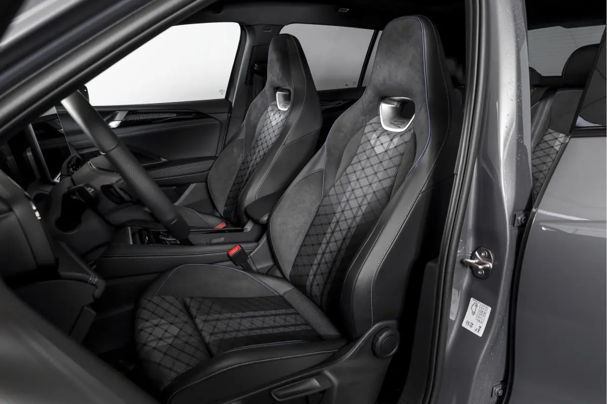1.5 eHybrid 272 PK R-Line | Black Style | Elek. Trekhaak | S/K-panodak | Adapt. Cruise | Stoel-+stuurverw. | App. Connect | Camera | PDC | LM 20" | 8355