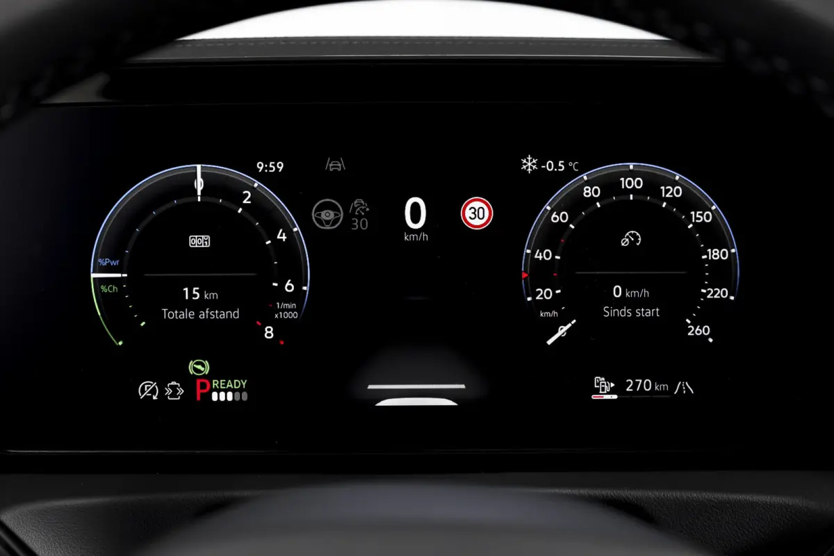 1.5 eHybrid 272 PK R-Line | Black Style | Elek. Trekhaak | S/K-panodak | Adapt. Cruise | Stoel-+stuurverw. | App. Connect | Camera | PDC | LM 20" | 8355