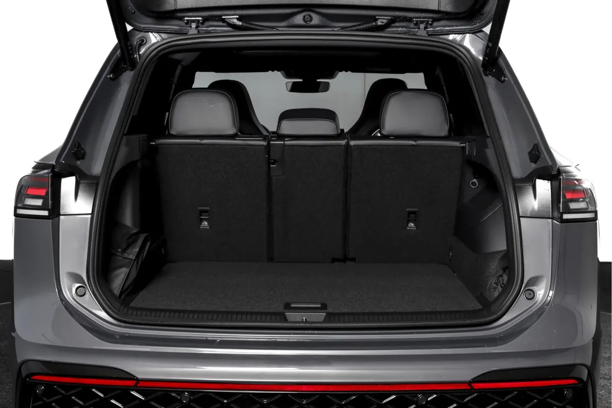 1.5 eHybrid 272 PK R-Line | Black Style | Elek. Trekhaak | S/K-panodak | Adapt. Cruise | Stoel-+stuurverw. | App. Connect | Camera | PDC | LM 20" | 8355
