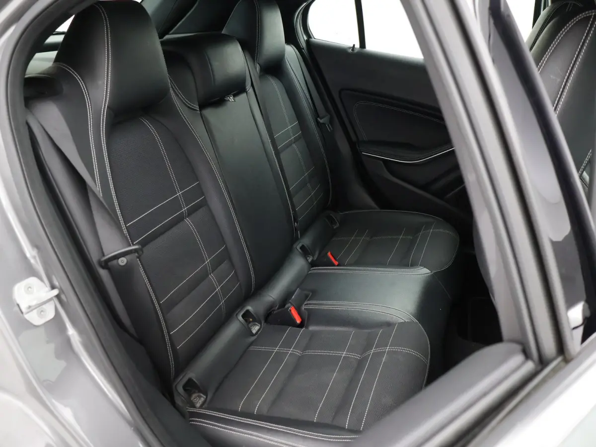 180 AUT. AMBITION URBAN + BI-XENON | NAVIGATIE | ORIG. NL | SPORTSTOELEN | 18 INCH