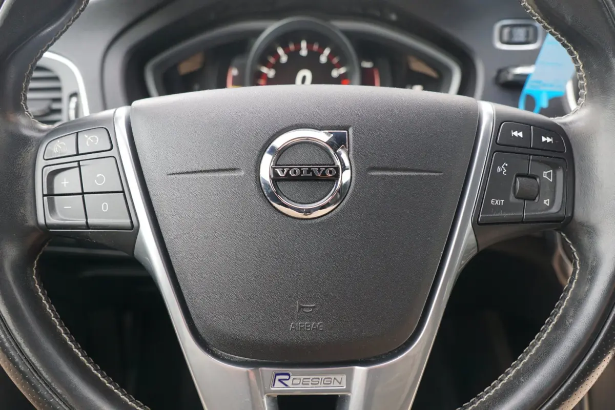 1.5 T3 R-Design - Onyx Black - Full Led/Alcantara/Camera/Mirrorscreen
