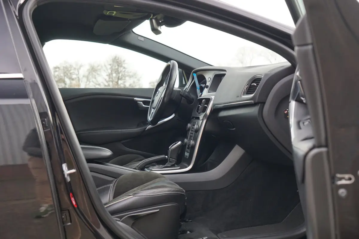 1.5 T3 R-Design - Onyx Black - Full Led/Alcantara/Camera/Mirrorscreen