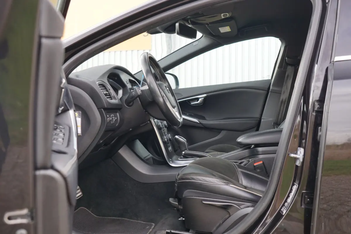 1.5 T3 R-Design - Onyx Black - Full Led/Alcantara/Camera/Mirrorscreen