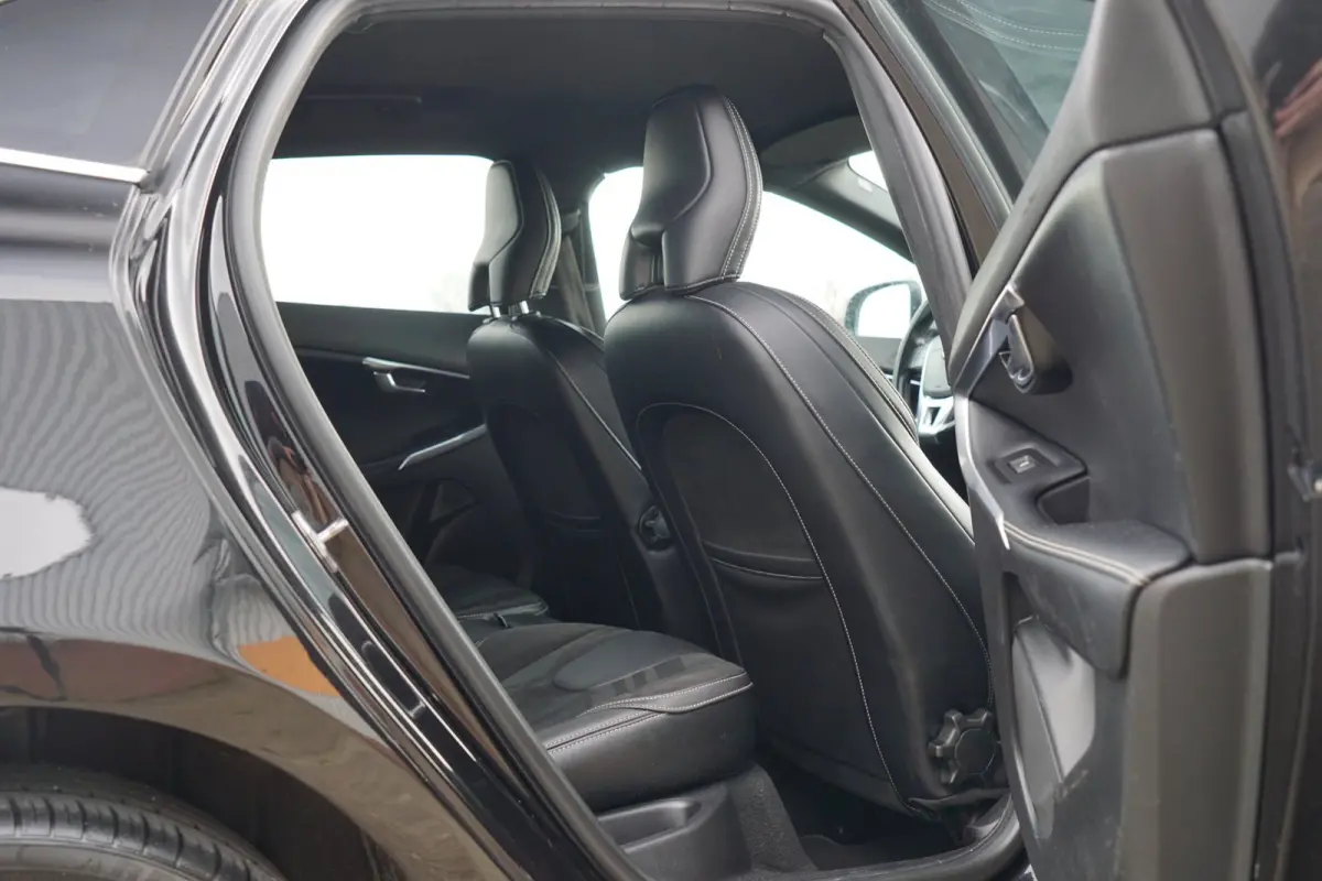 1.5 T3 R-Design - Onyx Black - Full Led/Alcantara/Camera/Mirrorscreen