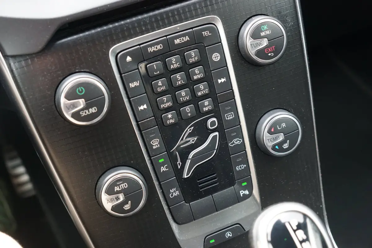 1.5 T3 R-Design - Onyx Black - Full Led/Alcantara/Camera/Mirrorscreen