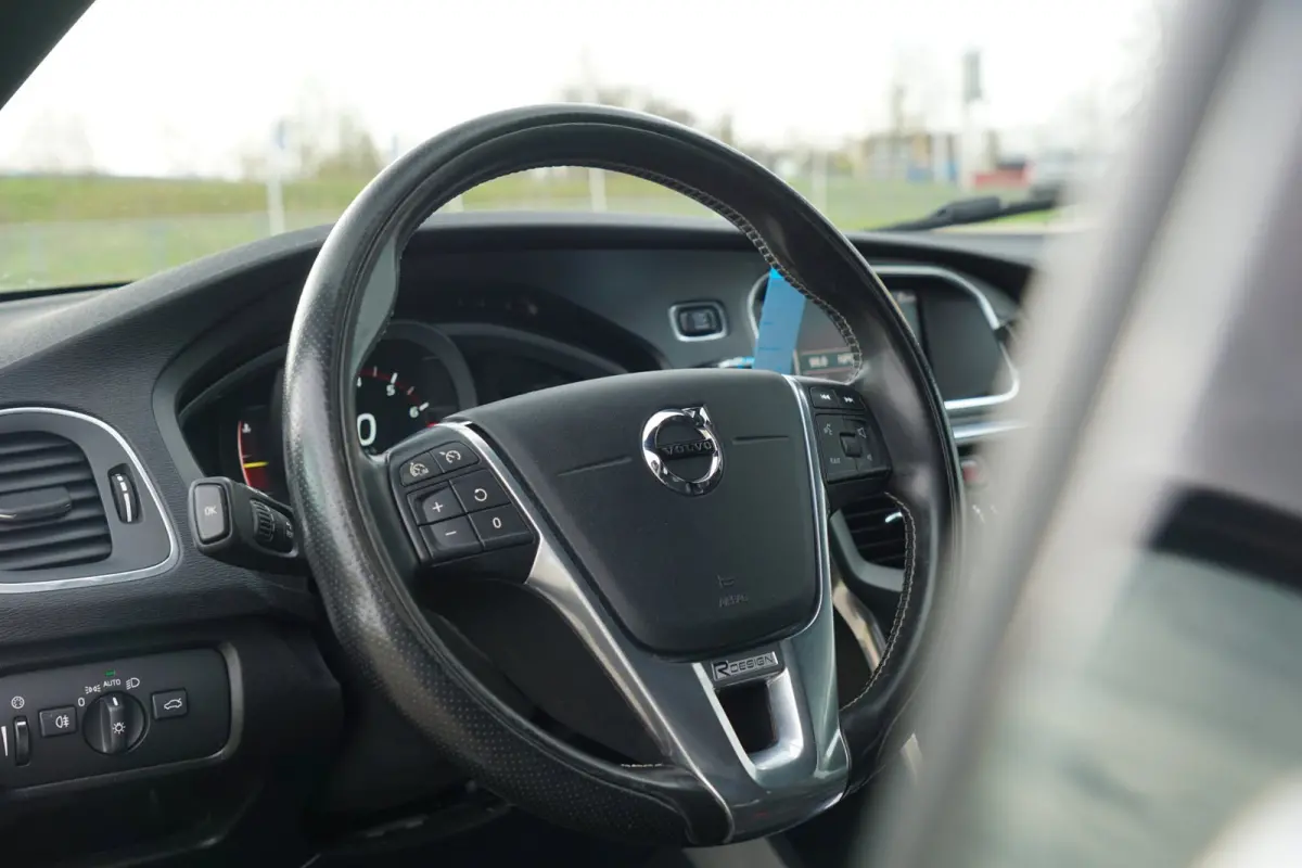 1.5 T3 R-Design - Onyx Black - Full Led/Alcantara/Camera/Mirrorscreen