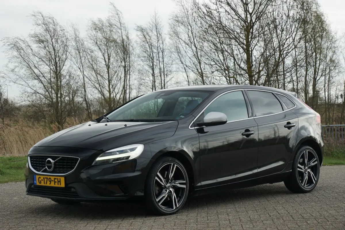 1.5 T3 R-Design - Onyx Black - Full Led/Alcantara/Camera/Mirrorscreen