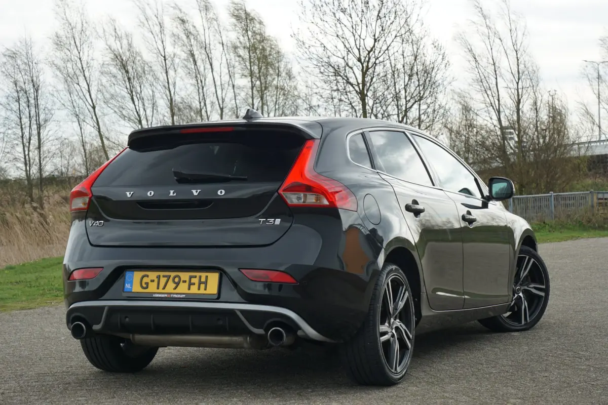 1.5 T3 R-Design - Onyx Black - Full Led/Alcantara/Camera/Mirrorscreen