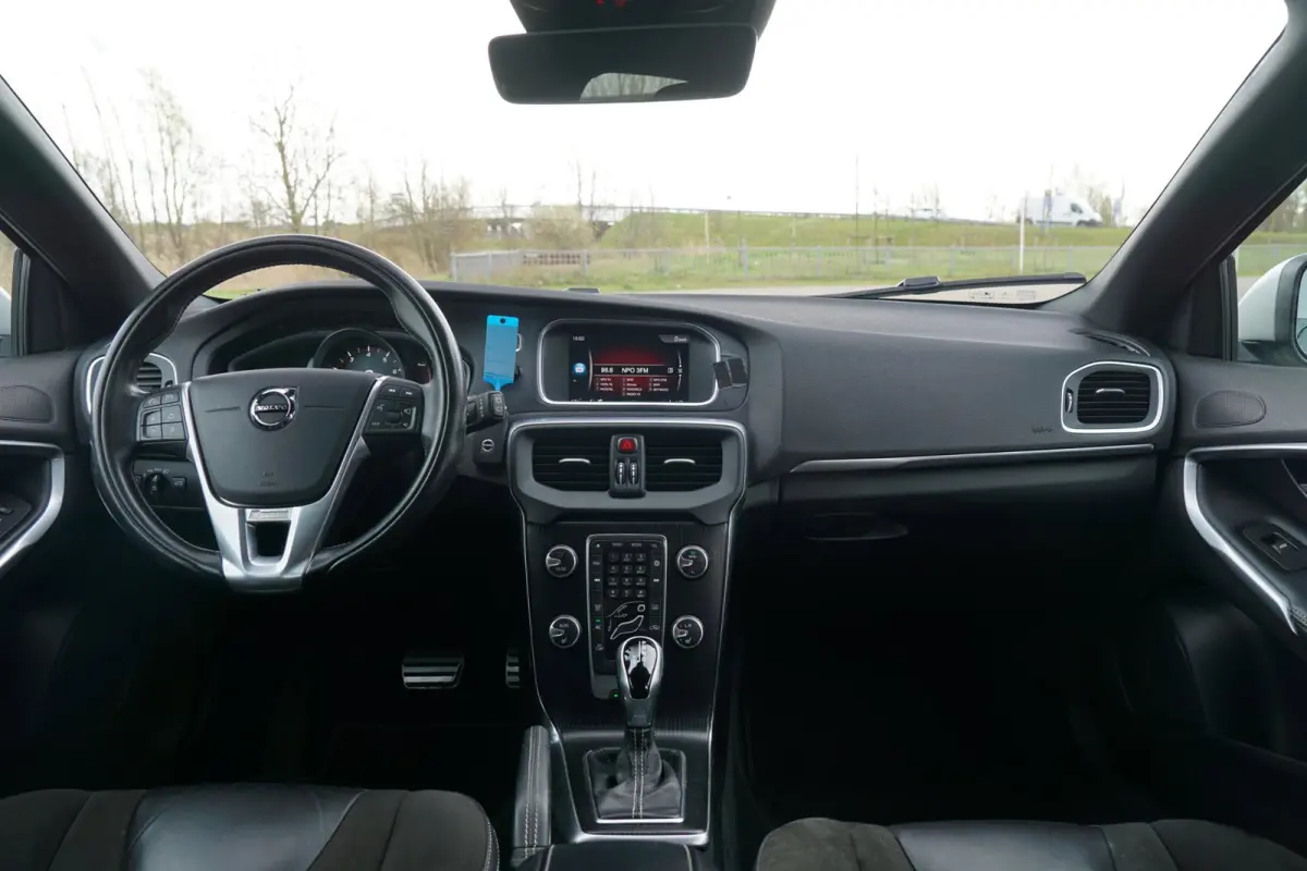 1.5 T3 R-Design - Onyx Black - Full Led/Alcantara/Camera/Mirrorscreen