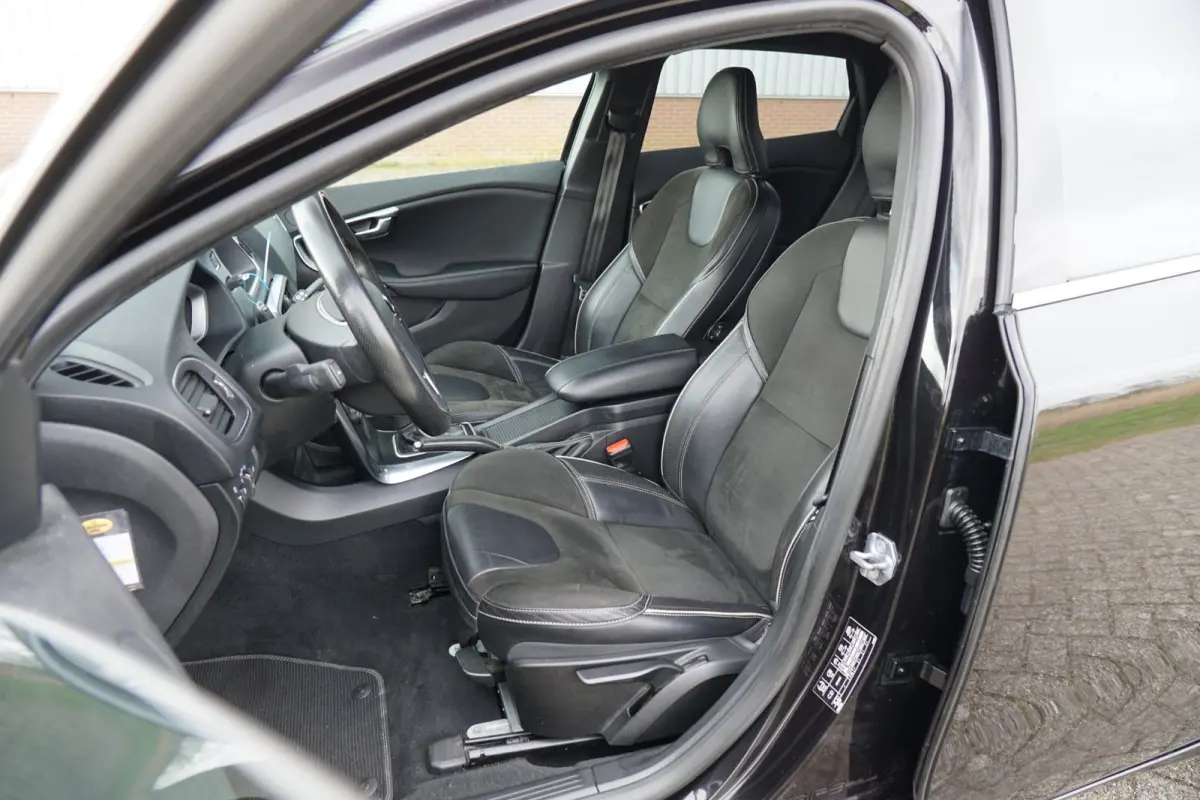 1.5 T3 R-Design - Onyx Black - Full Led/Alcantara/Camera/Mirrorscreen