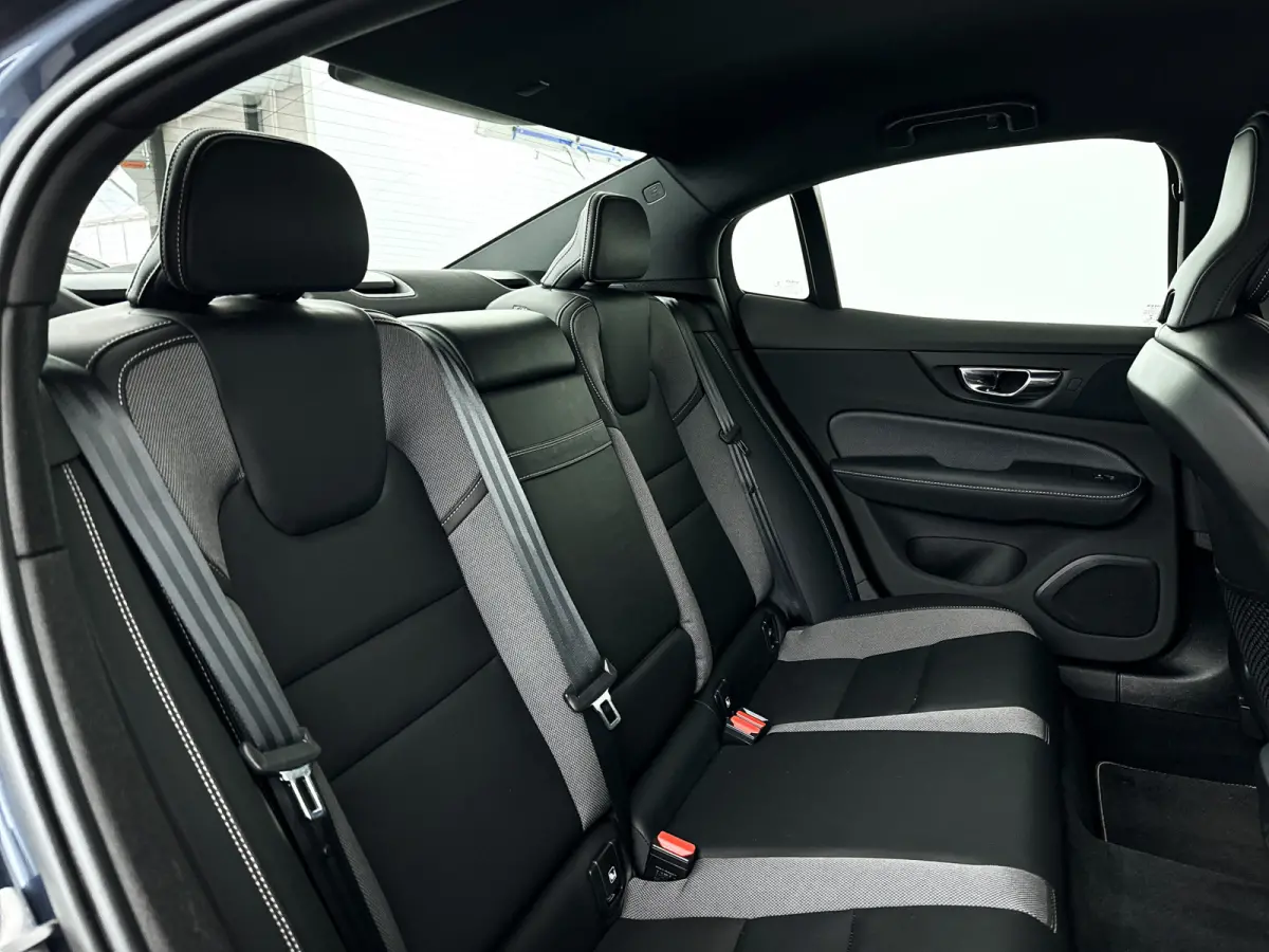 B4 R-Design | Park Asist | Stoel- en Stuurverwarming | Cruise control