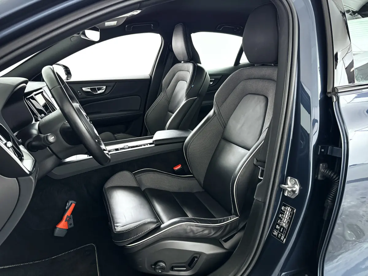 B4 R-Design | Park Asist | Stoel- en Stuurverwarming | Cruise control