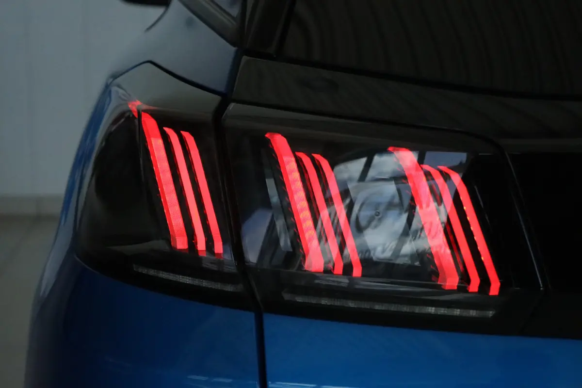 1.6 HYbrid 225 Blue Lease Allure | Adapt. Cruise | Trekhaak | Camera | Navi | Keyless | Dodehoekbewaking | Carplay | Navi |