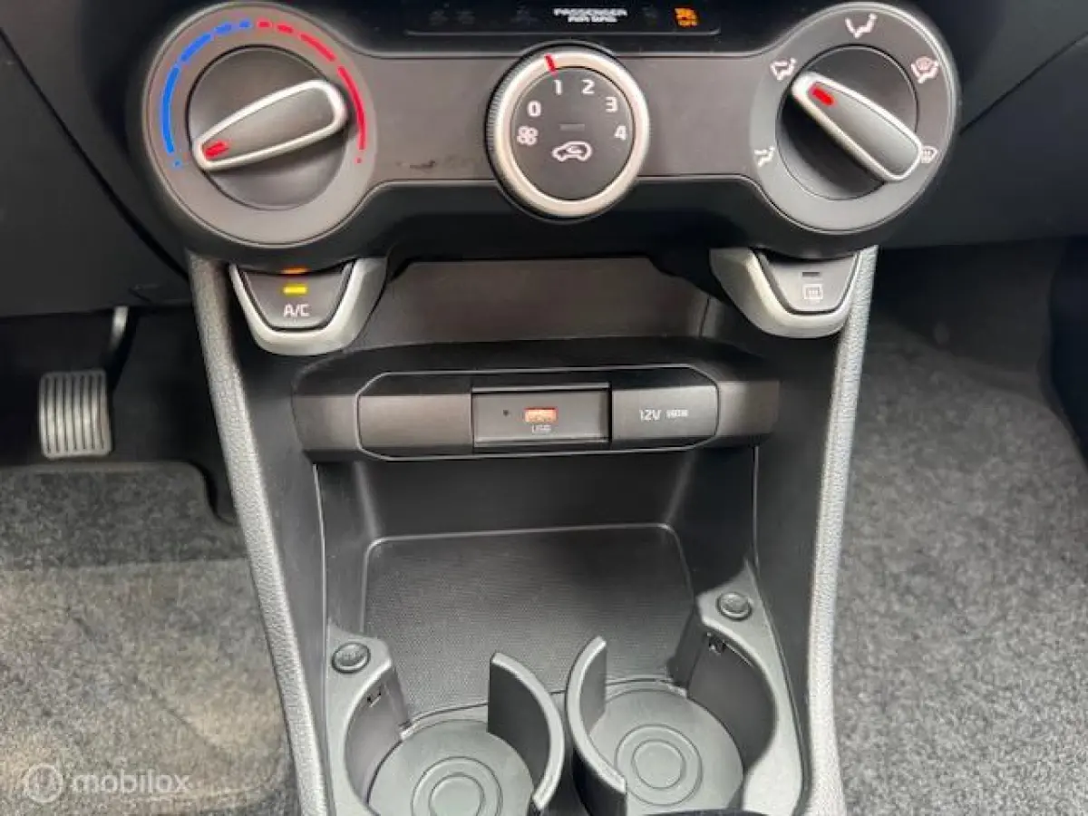 1.0 DPi Dynamic Edition - Stoel & Stuurverwarming, Navigatie via Carplay, Camera achter, Airco, Electr ramen en spiegels, Deurvergr. met afst.diening, Priveglas, Velgen