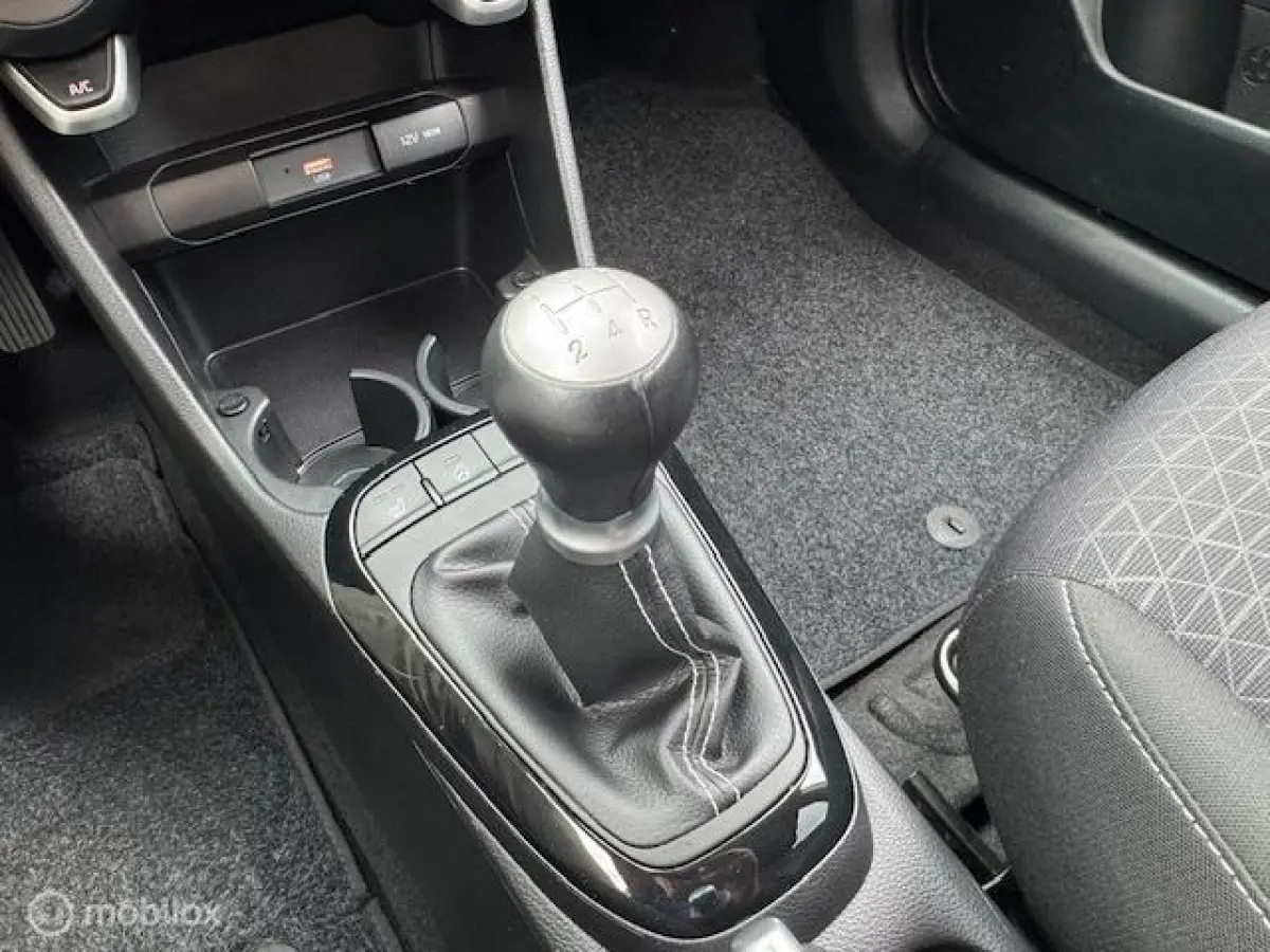 1.0 DPi Dynamic Edition - Stoel & Stuurverwarming, Navigatie via Carplay, Camera achter, Airco, Electr ramen en spiegels, Deurvergr. met afst.diening, Priveglas, Velgen