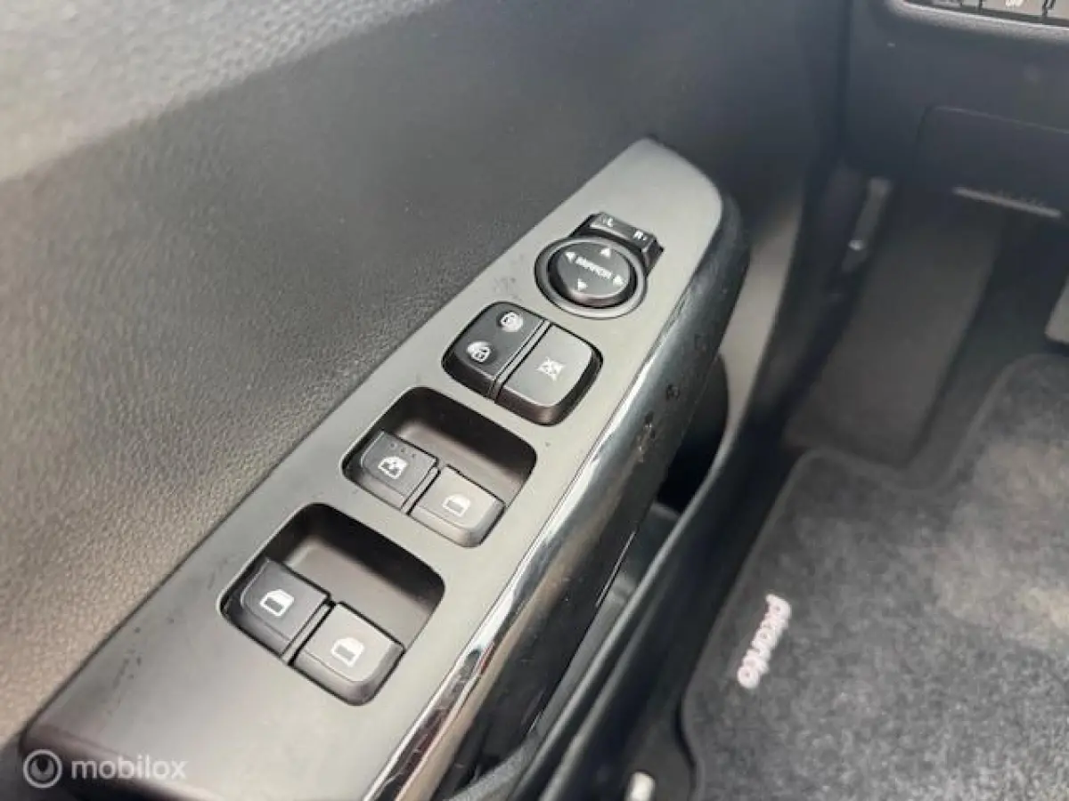 1.0 DPi Dynamic Edition - Stoel & Stuurverwarming, Navigatie via Carplay, Camera achter, Airco, Electr ramen en spiegels, Deurvergr. met afst.diening, Priveglas, Velgen