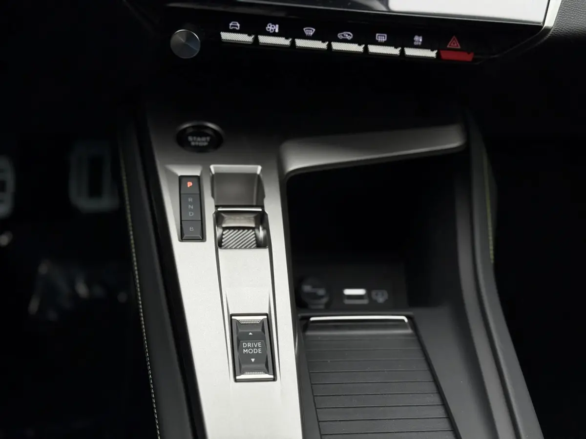 1.6 Plug-in Hybrid 195 GT 8 Jaar garantie | Alcantara bekleding | Elektrisch verstelb. bestuurdersstoel met geheugen | Massage stoelen | Standkachel | Elektrische achterklep | Adeptieve crui