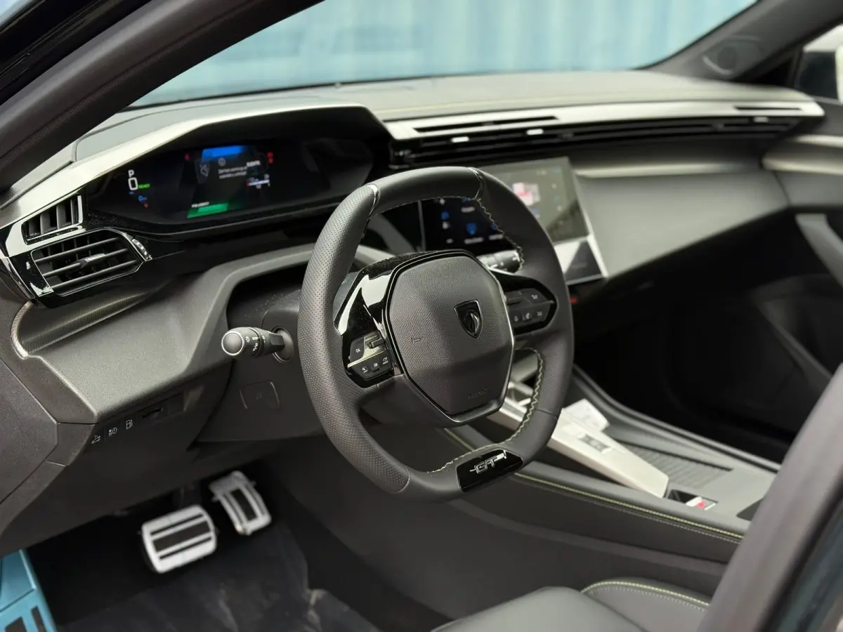 1.6 Plug-in Hybrid 195 GT 8 Jaar garantie | Alcantara bekleding | Elektrisch verstelb. bestuurdersstoel met geheugen | Massage stoelen | Standkachel | Elektrische achterklep | Adeptieve crui