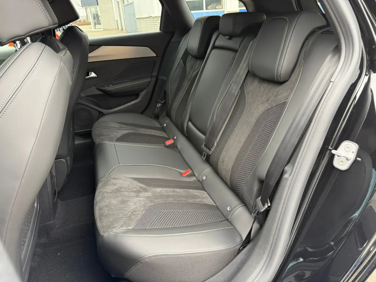 1.6 Plug-in Hybrid 195 GT 8 Jaar garantie | Alcantara bekleding | Elektrisch verstelb. bestuurdersstoel met geheugen | Massage stoelen | Standkachel | Elektrische achterklep | Adeptieve crui