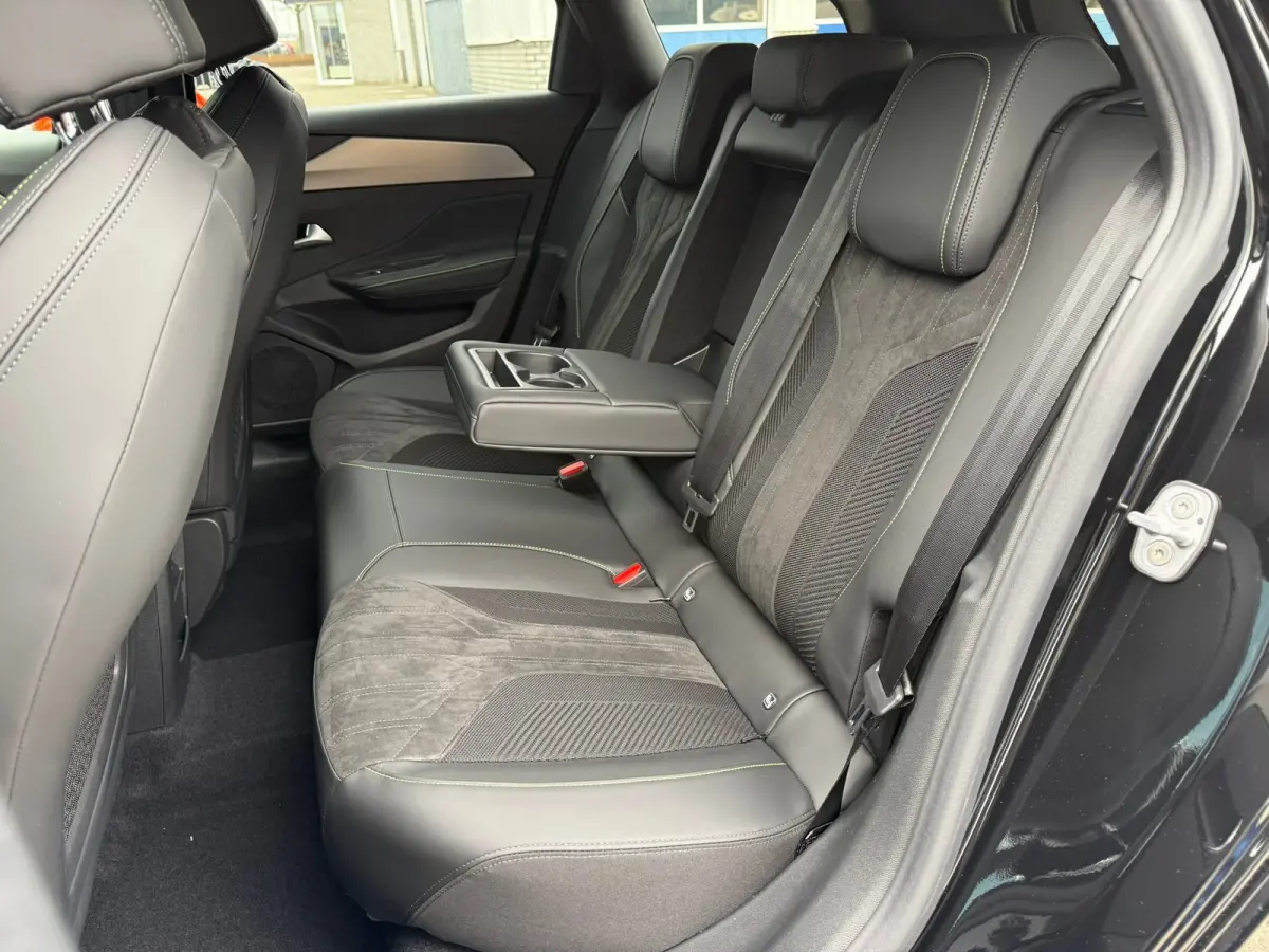 1.6 Plug-in Hybrid 195 GT 8 Jaar garantie | Alcantara bekleding | Elektrisch verstelb. bestuurdersstoel met geheugen | Massage stoelen | Standkachel | Elektrische achterklep | Adeptieve crui