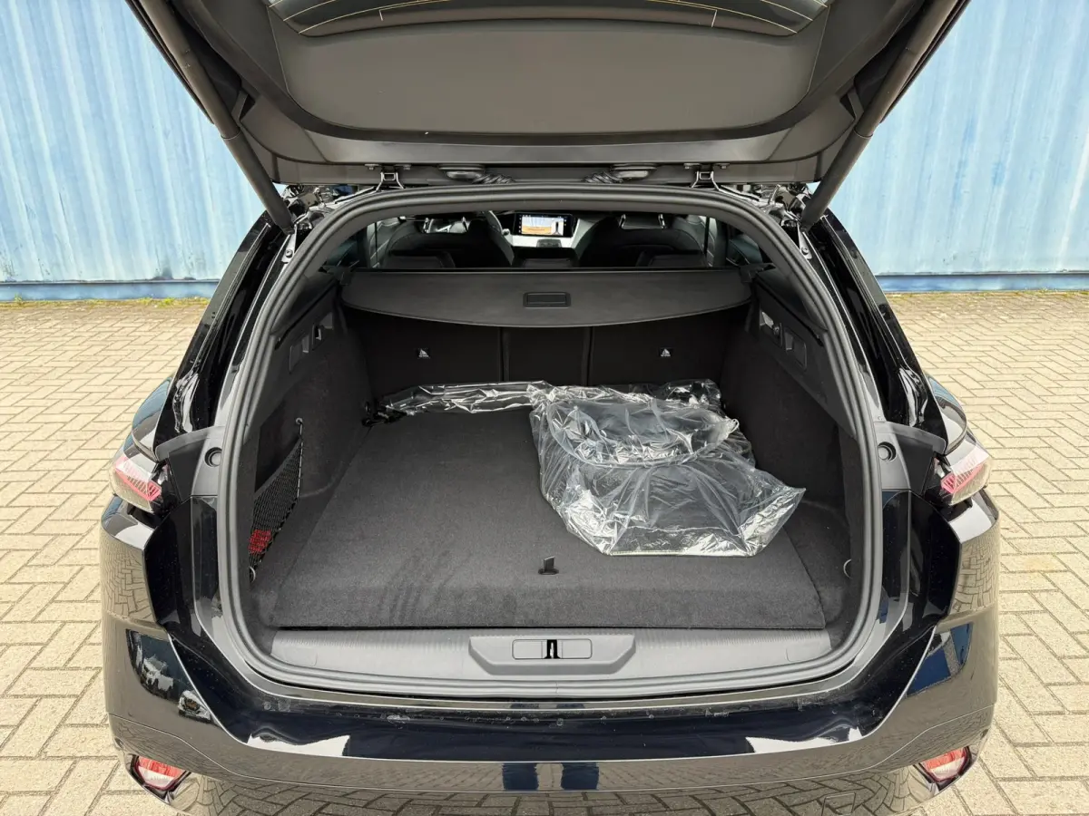 1.6 Plug-in Hybrid 195 GT 8 Jaar garantie | Alcantara bekleding | Elektrisch verstelb. bestuurdersstoel met geheugen | Massage stoelen | Standkachel | Elektrische achterklep | Adeptieve crui