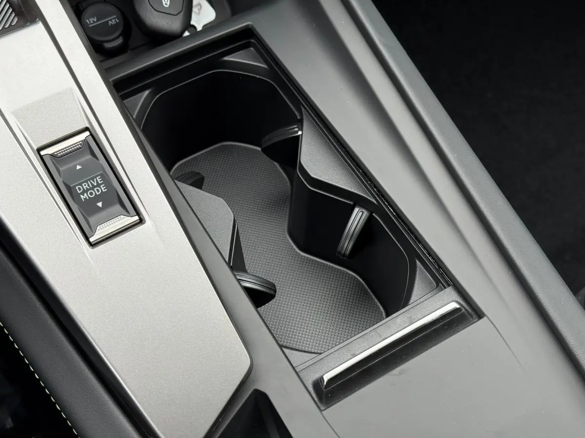 1.6 Plug-in Hybrid 195 GT 8 Jaar garantie | Alcantara bekleding | Elektrisch verstelb. bestuurdersstoel met geheugen | Massage stoelen | Standkachel | Elektrische achterklep | Adeptieve crui