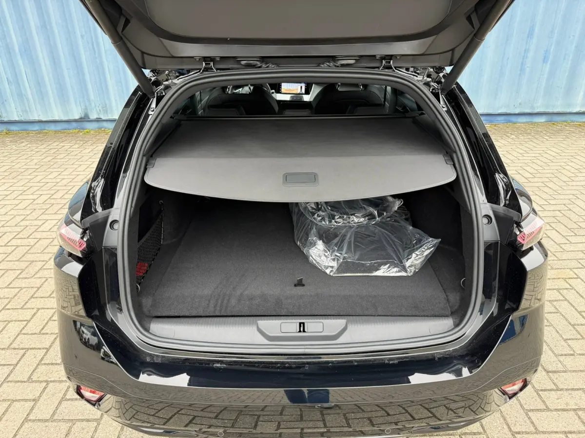 1.6 Plug-in Hybrid 195 GT 8 Jaar garantie | Alcantara bekleding | Elektrisch verstelb. bestuurdersstoel met geheugen | Massage stoelen | Standkachel | Elektrische achterklep | Adeptieve crui