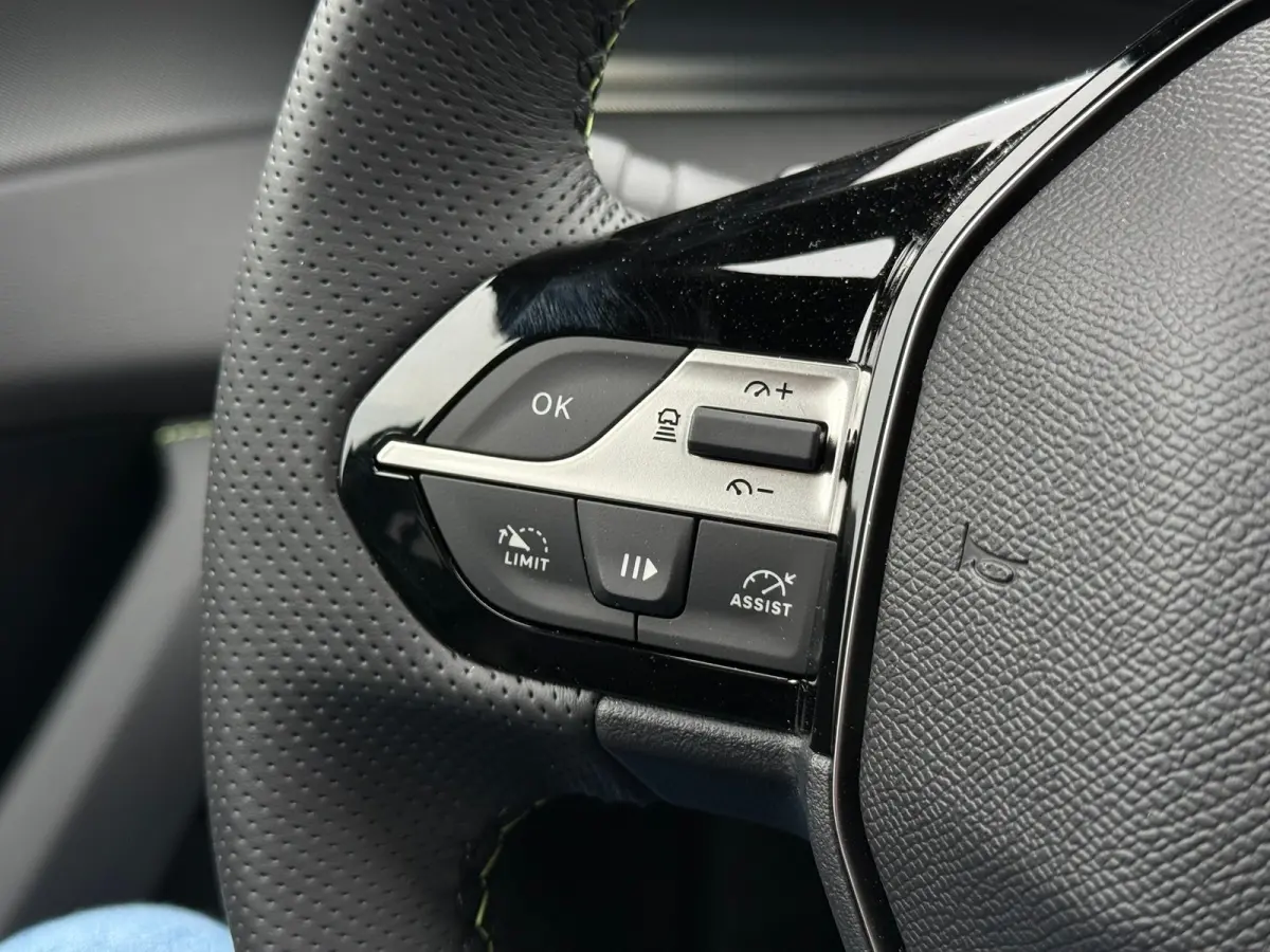 1.6 Plug-in Hybrid 195 GT 8 Jaar garantie | Alcantara bekleding | Elektrisch verstelb. bestuurdersstoel met geheugen | Massage stoelen | Standkachel | Elektrische achterklep | Adeptieve crui