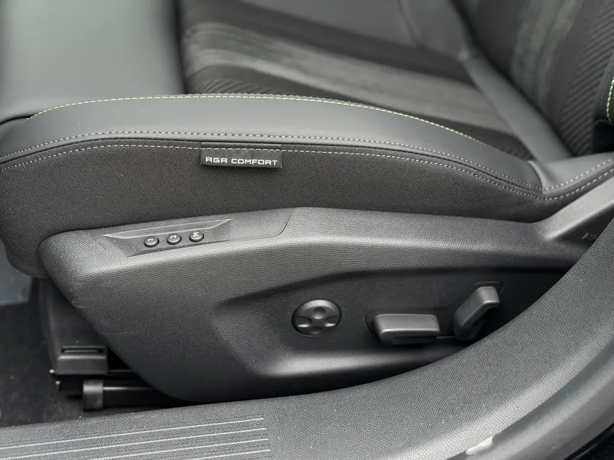 1.6 Plug-in Hybrid 195 GT 8 Jaar garantie | Alcantara bekleding | Elektrisch verstelb. bestuurdersstoel met geheugen | Massage stoelen | Standkachel | Elektrische achterklep | Adeptieve crui