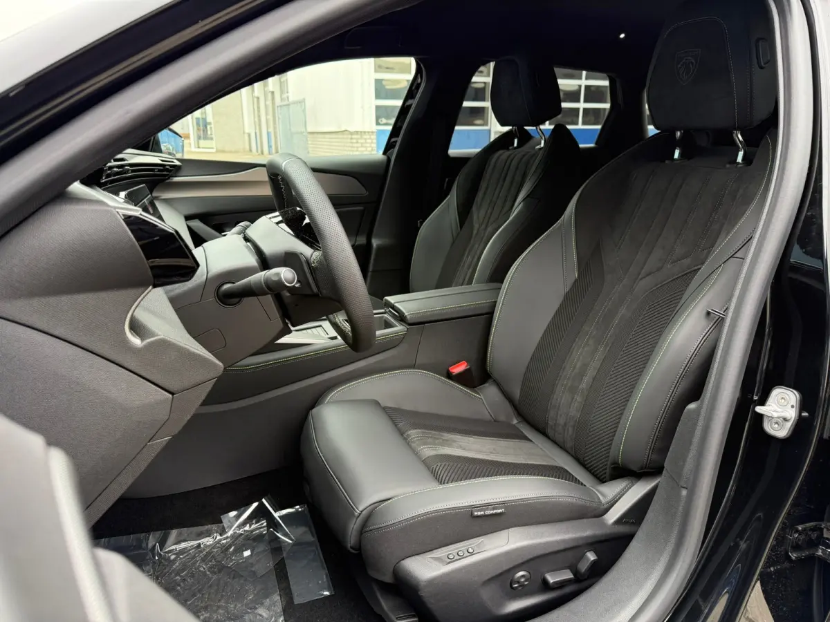 1.6 Plug-in Hybrid 195 GT 8 Jaar garantie | Alcantara bekleding | Elektrisch verstelb. bestuurdersstoel met geheugen | Massage stoelen | Standkachel | Elektrische achterklep | Adeptieve crui