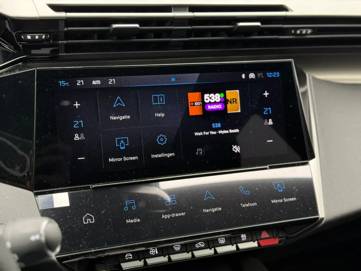 1.6 Plug-in Hybrid 195 GT 8 Jaar garantie | Alcantara bekleding | Elektrisch verstelb. bestuurdersstoel met geheugen | Massage stoelen | Standkachel | Elektrische achterklep | Adeptieve crui