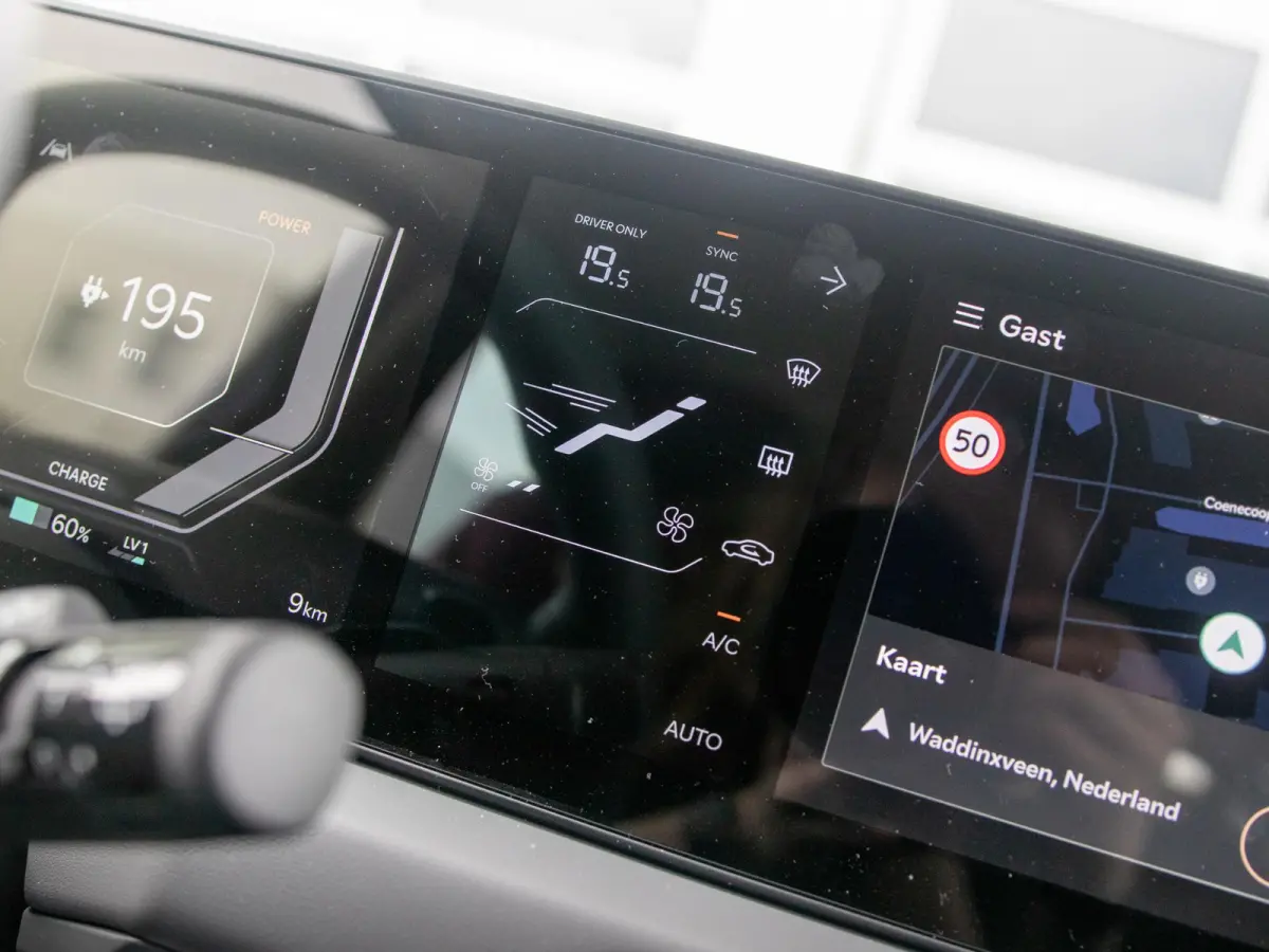 Air 42.2 kWh 5p. | Actieprijs * | Clima | Adapt. cruise | Navi | Dakrails | 16" | Stoel&Stuur Verwarming | Apple Carplay