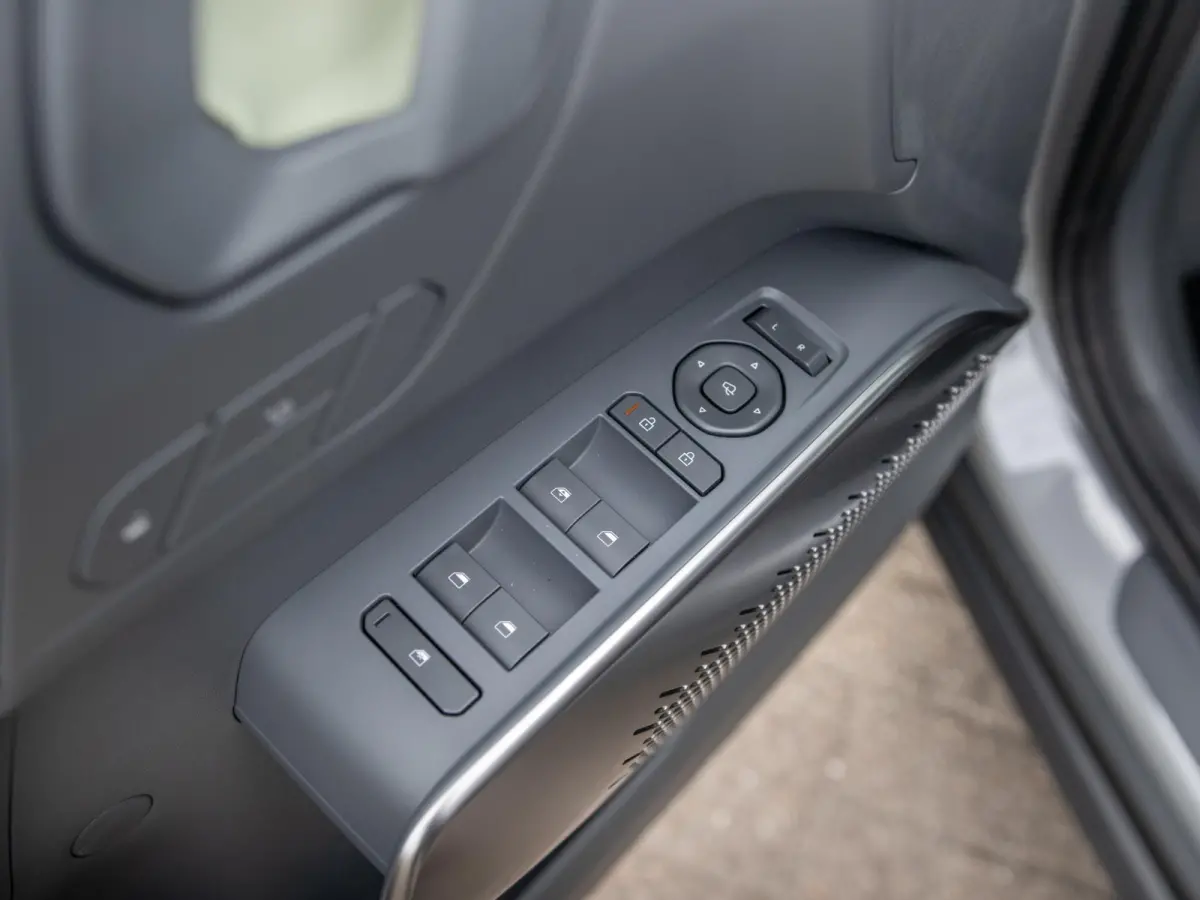 Air 42.2 kWh 5p. | Actieprijs * | Clima | Adapt. cruise | Navi | Dakrails | 16" | Stoel&Stuur Verwarming | Apple Carplay
