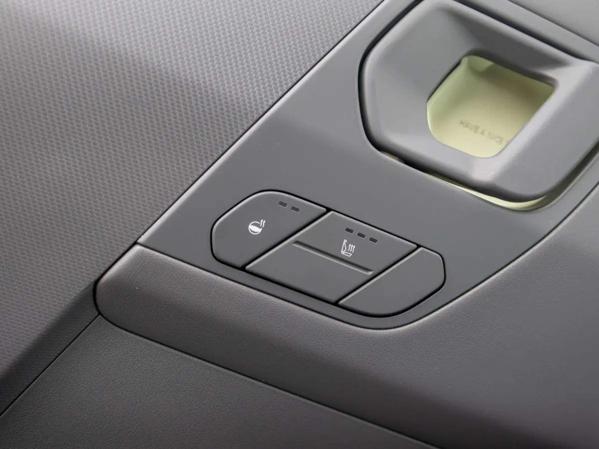 Air 42.2 kWh 5p. | Actieprijs * | Clima | Adapt. cruise | Navi | Dakrails | 16" | Stoel&Stuur Verwarming | Apple Carplay