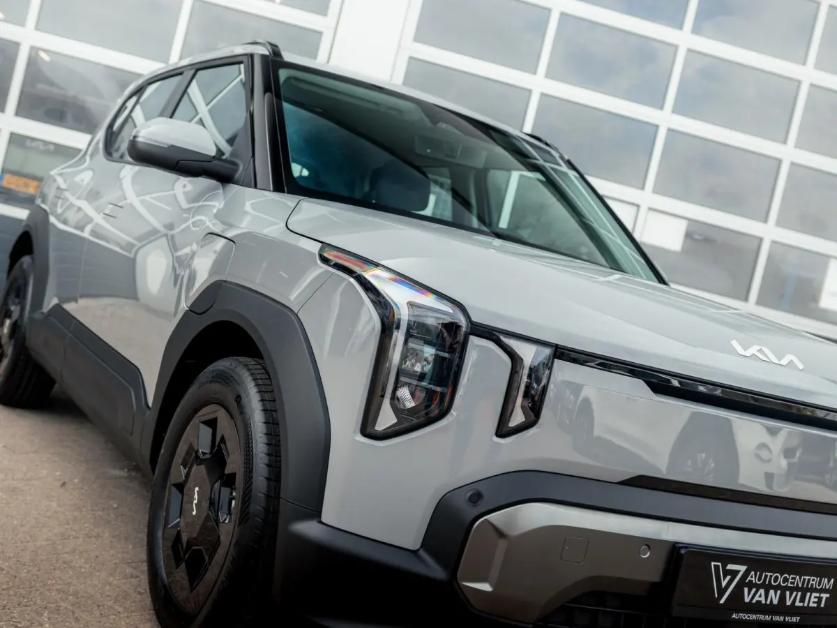 Air 42.2 kWh 5p. | Actieprijs * | Clima | Adapt. cruise | Navi | Dakrails | 16" | Stoel&Stuur Verwarming | Apple Carplay