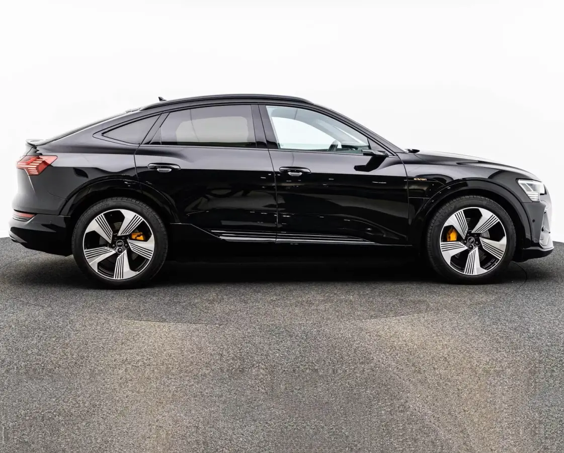 55 Quattro S-LINE 95 kWh (300kW/408pk) ** MATRIX, VIRTUAL SPIEGEL, LEDER, PANO, TREKH, 21-inch LMV, OPTIK SCHWARZ ** 1e EIG - UNFALLFREI ** ** INFORMEER OOK NAAR ONZE AANTREKKELIJKE FINANCIA
