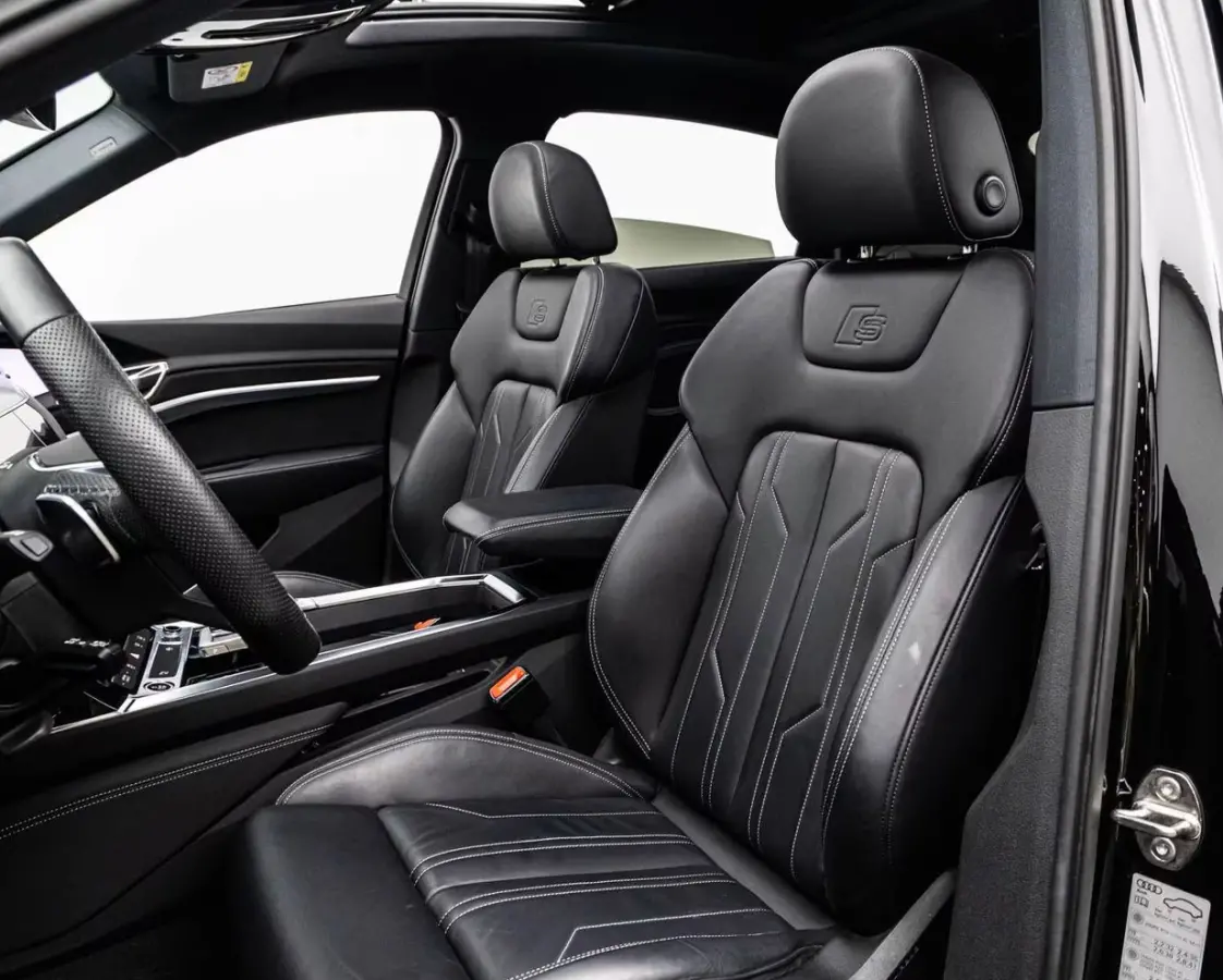 55 Quattro S-LINE 95 kWh (300kW/408pk) ** MATRIX, VIRTUAL SPIEGEL, LEDER, PANO, TREKH, 21-inch LMV, OPTIK SCHWARZ ** 1e EIG - UNFALLFREI ** ** INFORMEER OOK NAAR ONZE AANTREKKELIJKE FINANCIA
