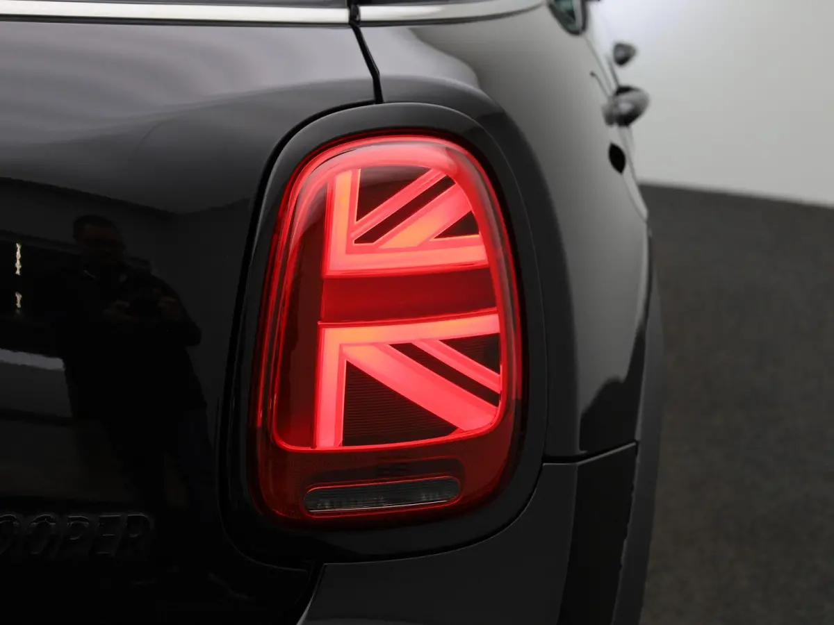 1.5 Cooper Classic Automaat | Apple/Android Play | Camera | Navi | Sport Stuur/Stoelen | Leder | LED | Keyless | Comfort Pack | Connected Navigation | 12 Maand BOVAG Garantie! |