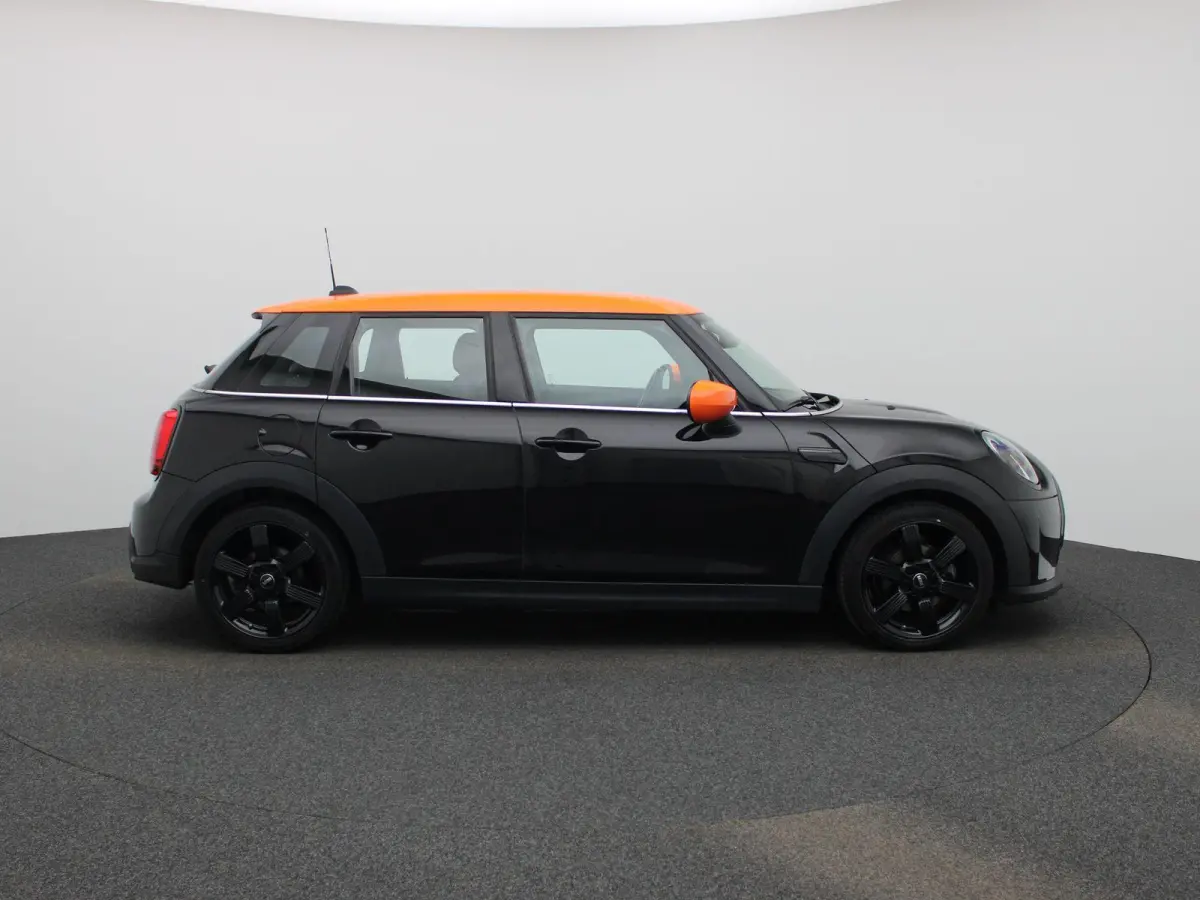 1.5 Cooper Classic Automaat | Apple/Android Play | Camera | Navi | Sport Stuur/Stoelen | Leder | LED | Keyless | Comfort Pack | Connected Navigation | 12 Maand BOVAG Garantie! |